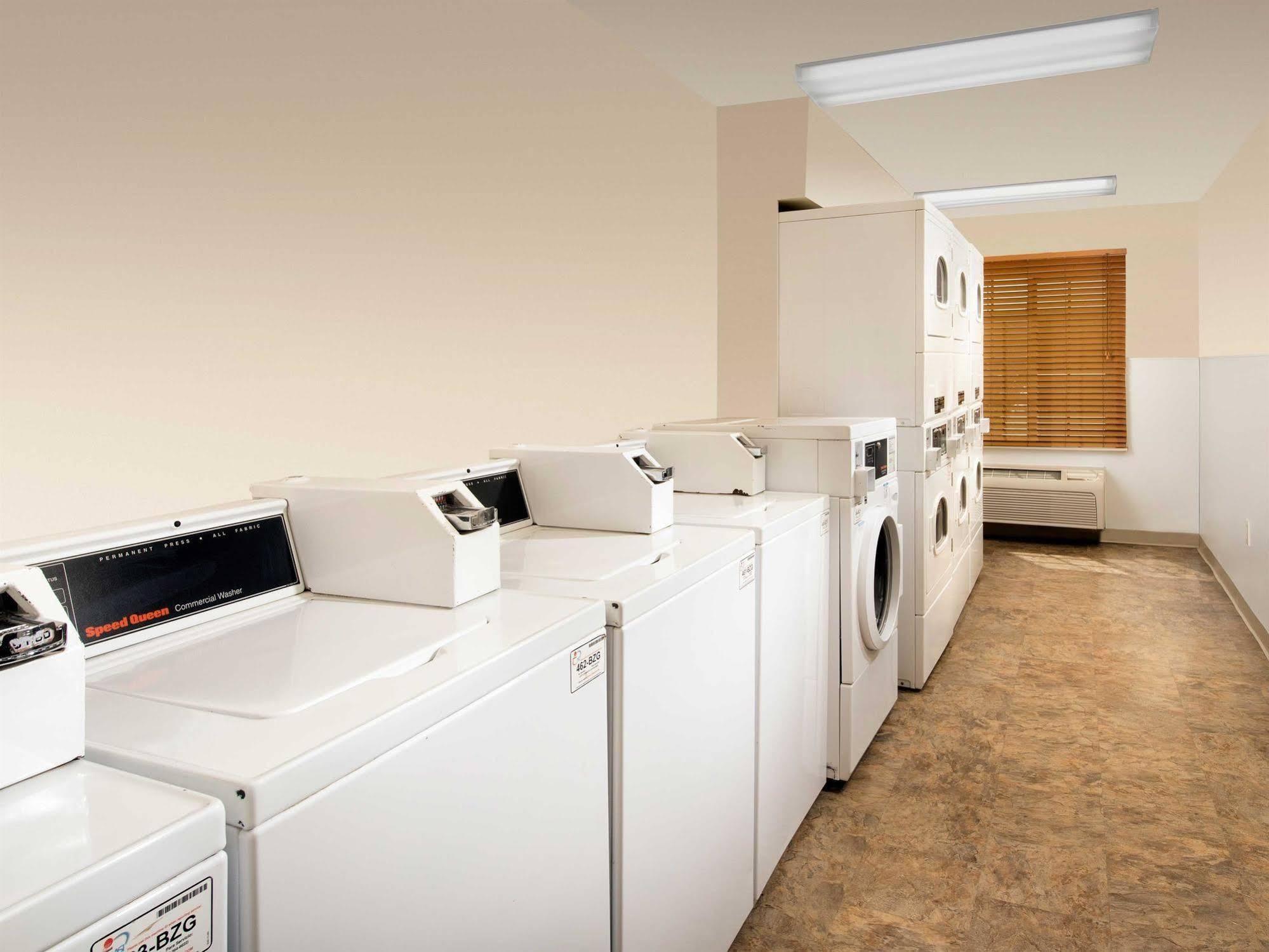 Woodspring Suites ميدلاند المظهر الخارجي الصورة