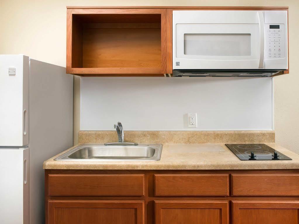 Woodspring Suites ميدلاند المظهر الخارجي الصورة