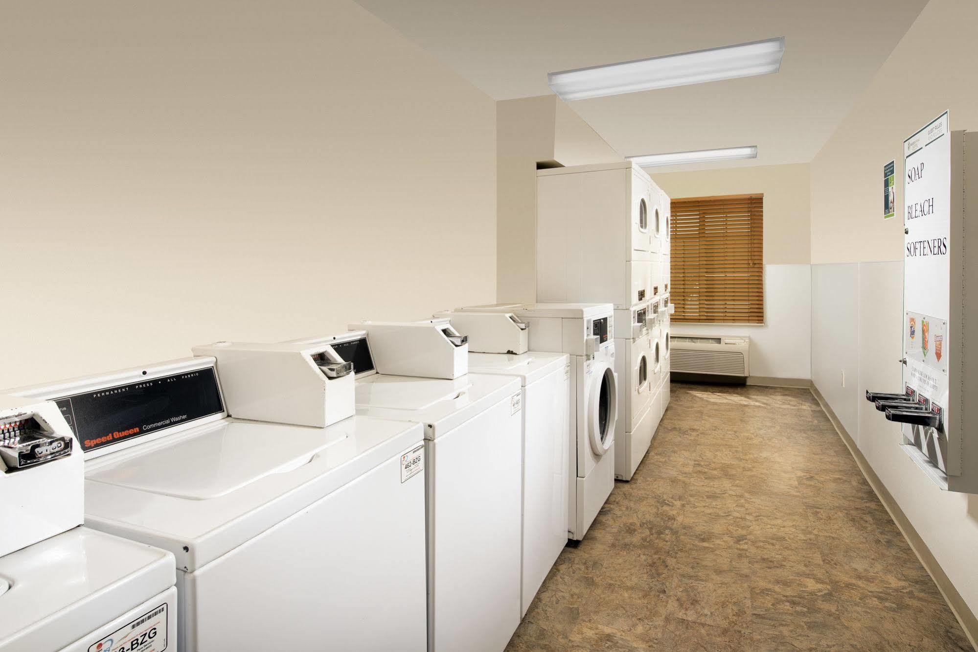 Woodspring Suites ميدلاند المظهر الخارجي الصورة