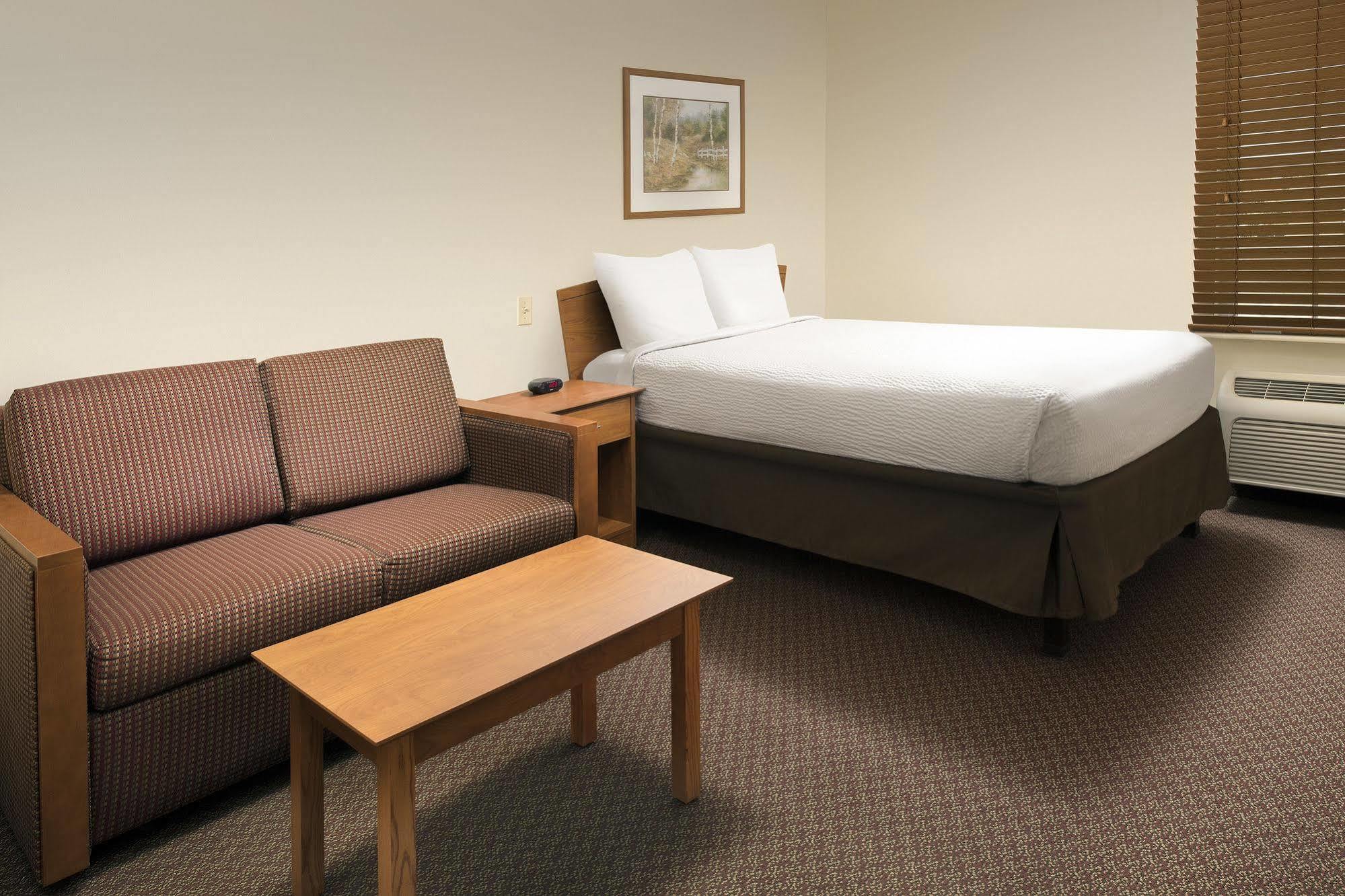 Woodspring Suites ميدلاند المظهر الخارجي الصورة