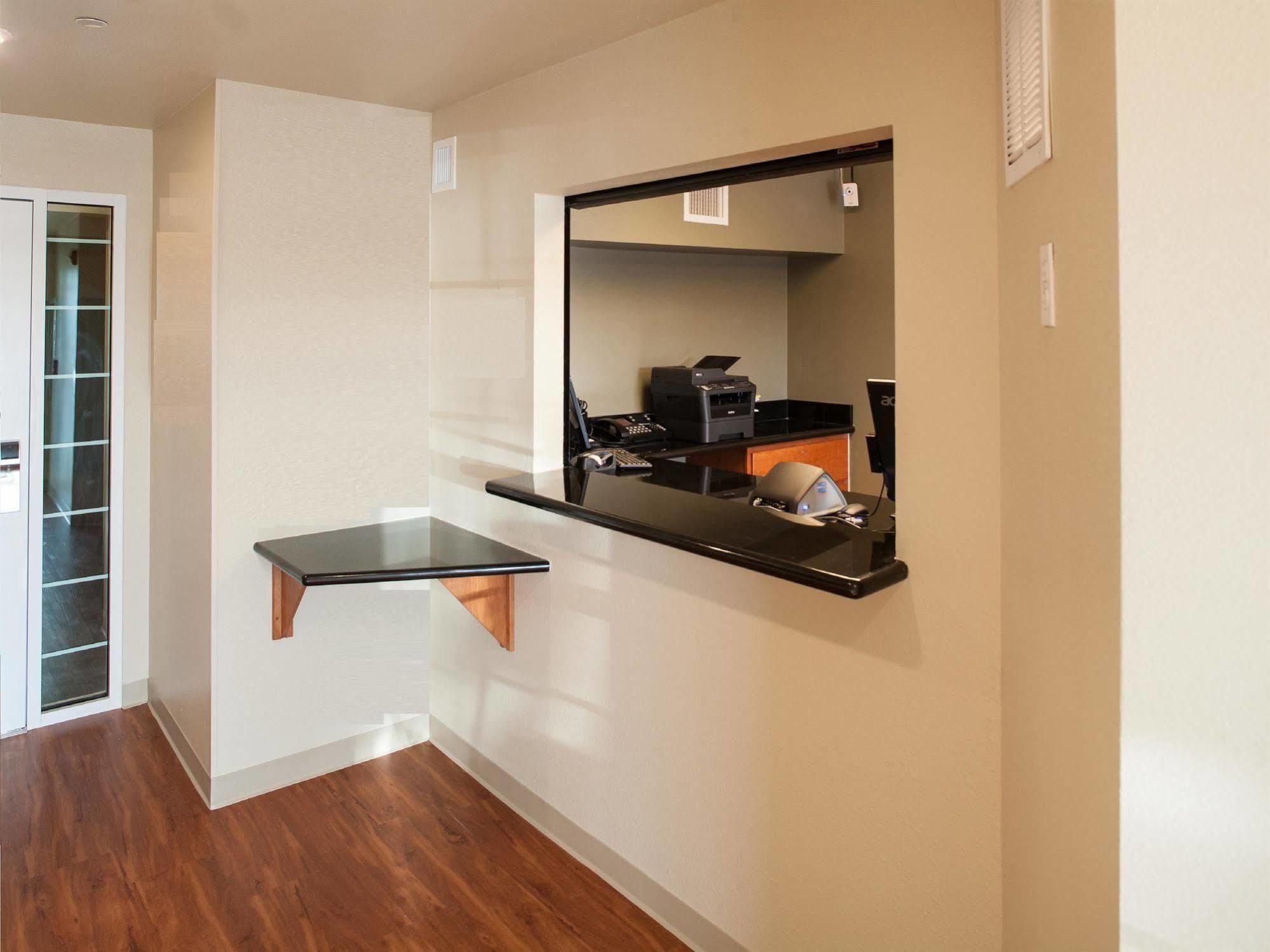 Woodspring Suites ميدلاند المظهر الخارجي الصورة